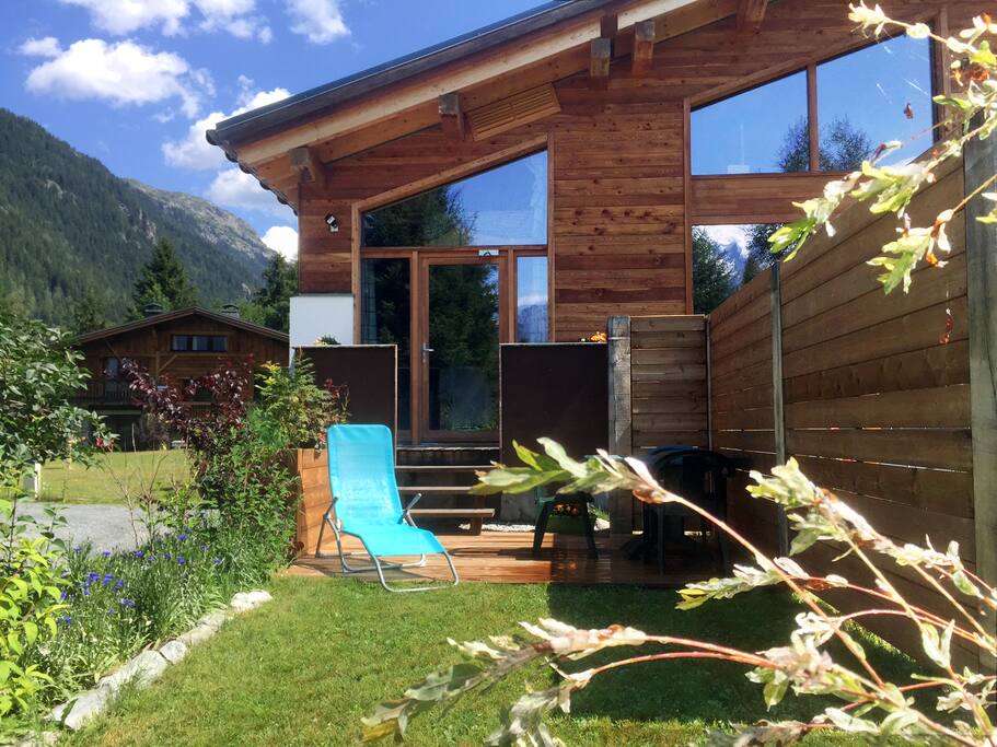 Terrasse privée plein sud avec coin repas (parasol disponible)