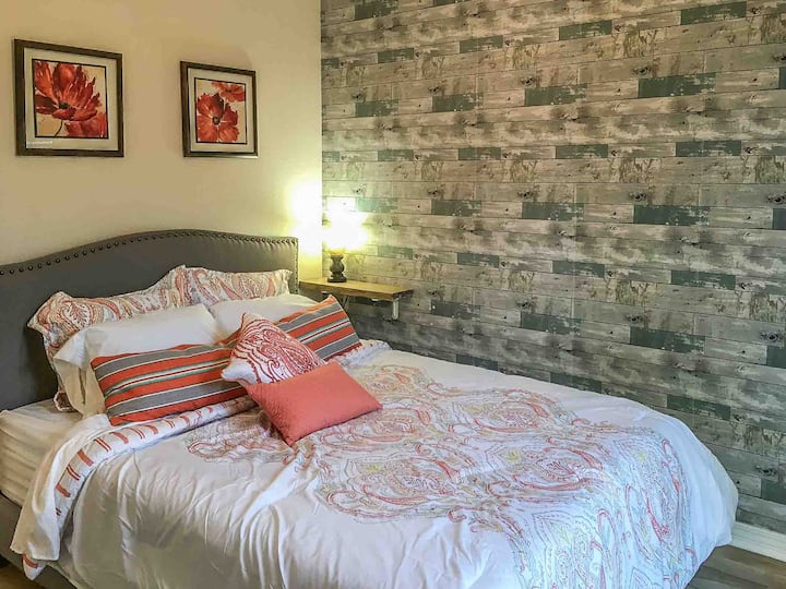 Chumba cha kulala chini w/kitanda cha ukubwa wa malkia na godoro nene la inchi 12, shabiki wa dari na 32 inch smart TV