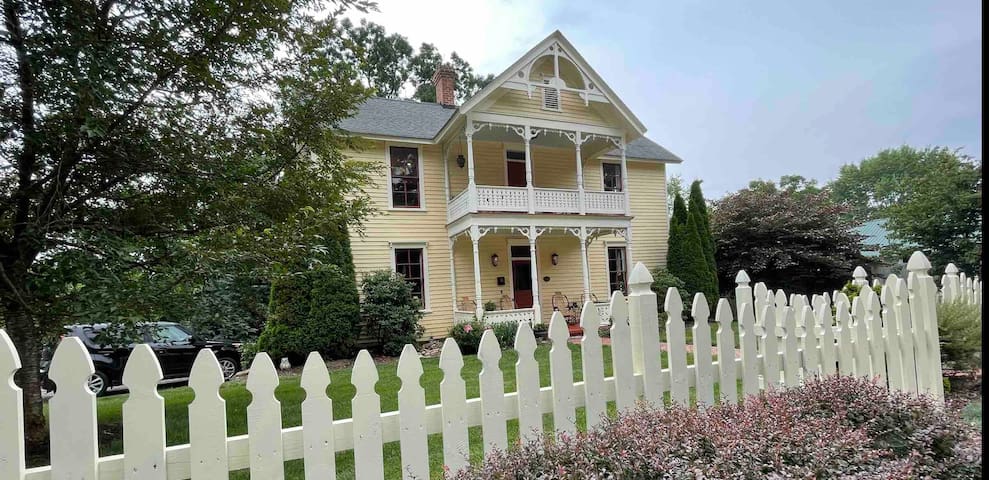 Walk to AVLs TOP cafes, pubs, restaurants, rafting