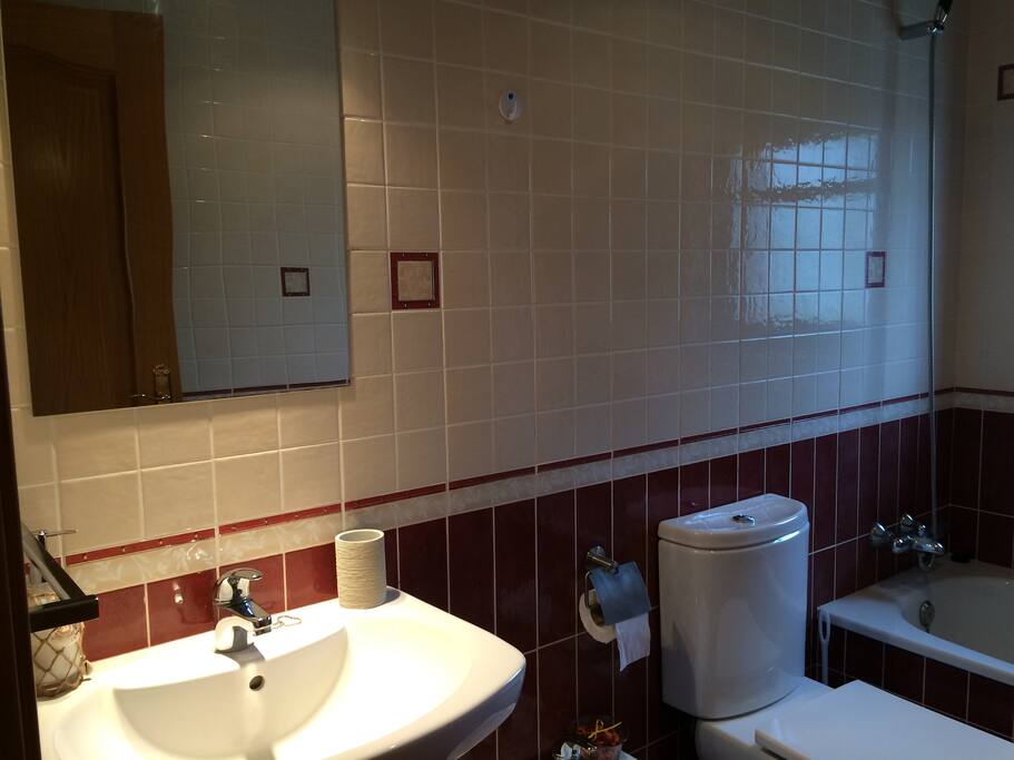 Baño completo de uso privado para el huésped