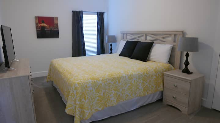 Veliki bračni krevet s komodama i ormarom.
Nudimo Roku i pametni TV.