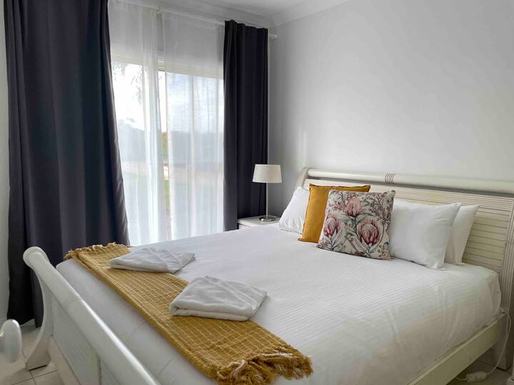 卧室配备加大双人床 