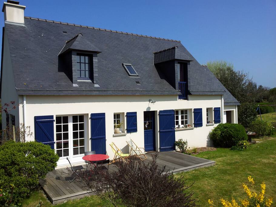 Façade avec terrasse en bois orientée au sud