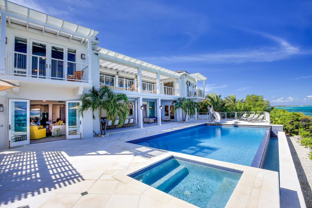 Amazing swimming pool, hot tub all right on the ocean