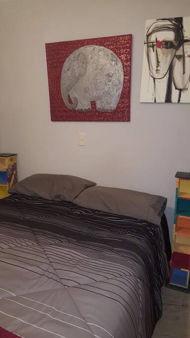 Recámara con cama matrimonial