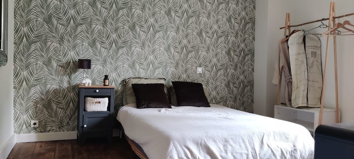 Slaapkamerbed 160x200 
met eigen badkamer en toilet met uitzicht op de achterkant van het huis dus koeler in de zomer.