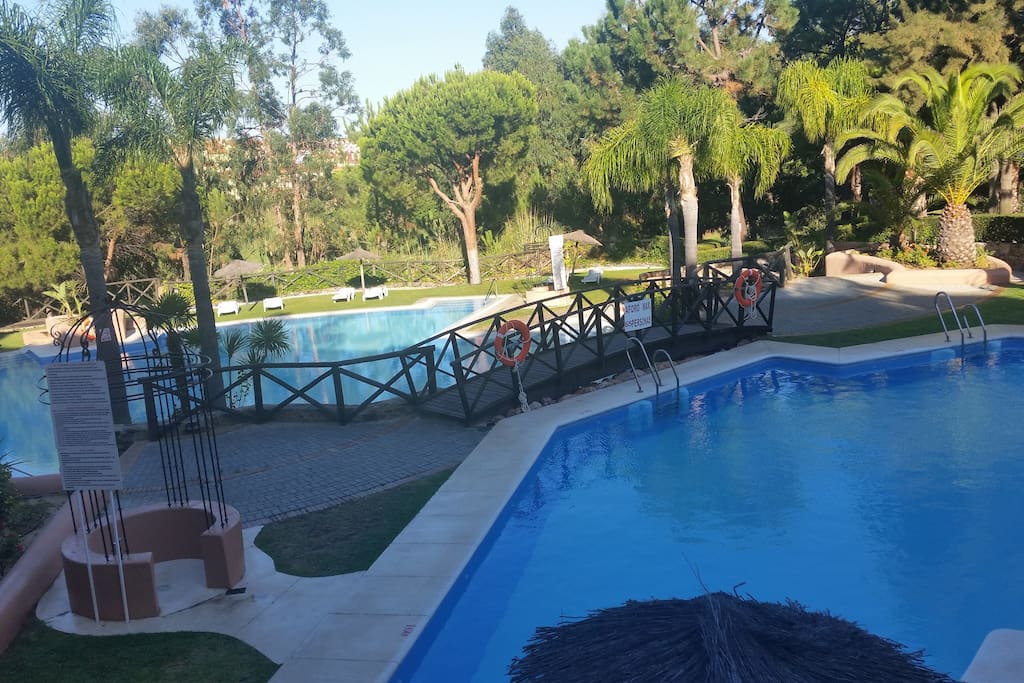 Las piscinas y los jardines e vistas son maravillosas.