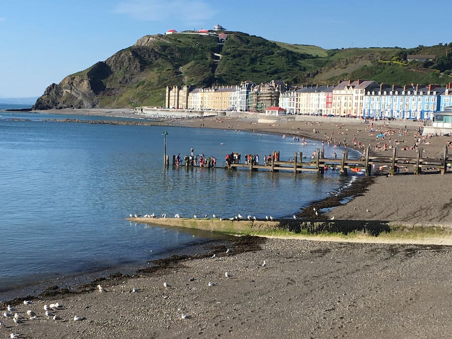 Aber still has its Victorian charm. The lively North beach fronts the town. Stroll alongthe promenade for over a mile, skirting close to the sand.