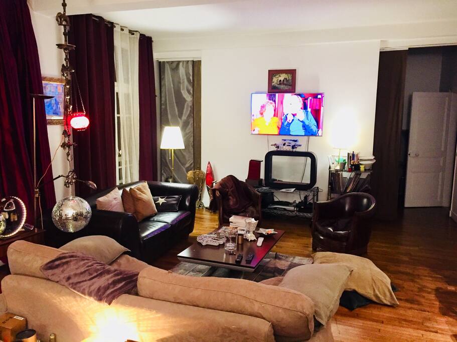 Salon partagé - et séparé de votre chambre par des rideaux amovibles