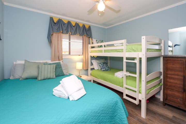 חדר שינה 2  עם מיטת קווין סייז ומיטת קומתיים זוגית (הטלוויזיה לא מוצגת תלויה על הקיר כדי שכולם יראו)