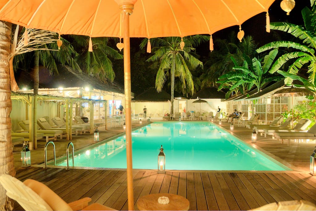 Piscine près des bungalows