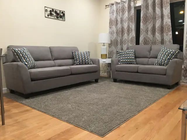 10 BR 6 Bathroom Duplex 15mins to NYC w/ Parking