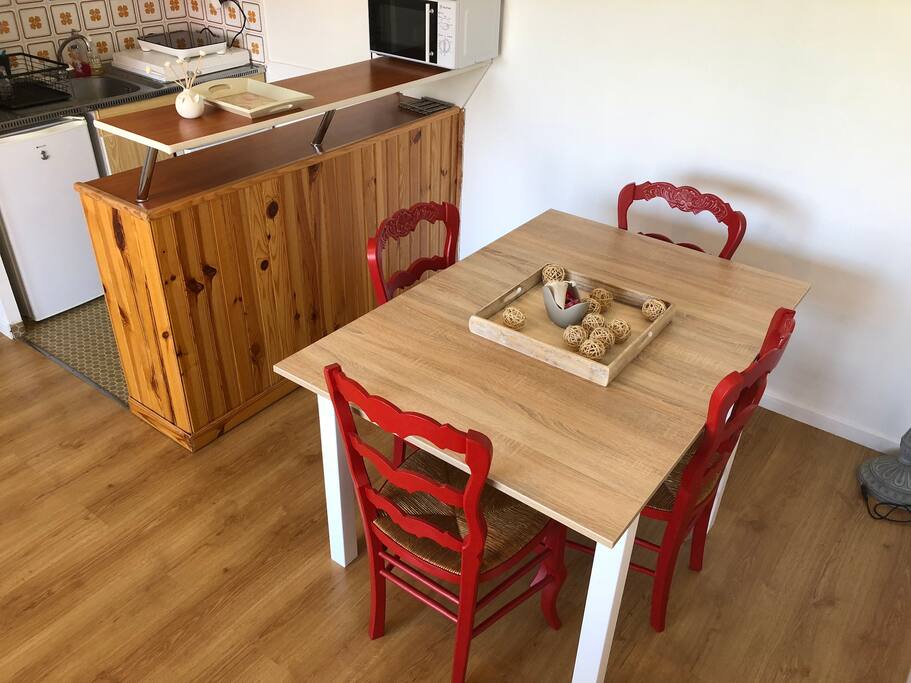 Le coin repas : une table extensible et ses 4 chaises (+ tabourets si besoin)