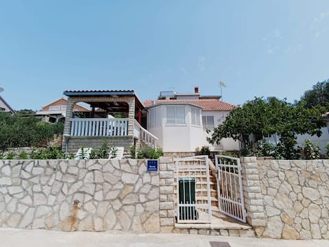Top performing Airbnb: Charming Island House in Kaprije