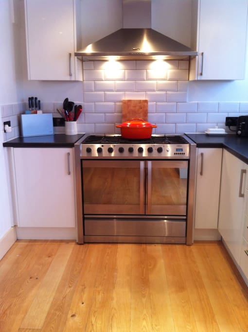 Double oven & 5 ring gas hob.