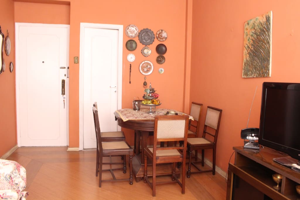 Sala com mesa de jantar para seis pessoas