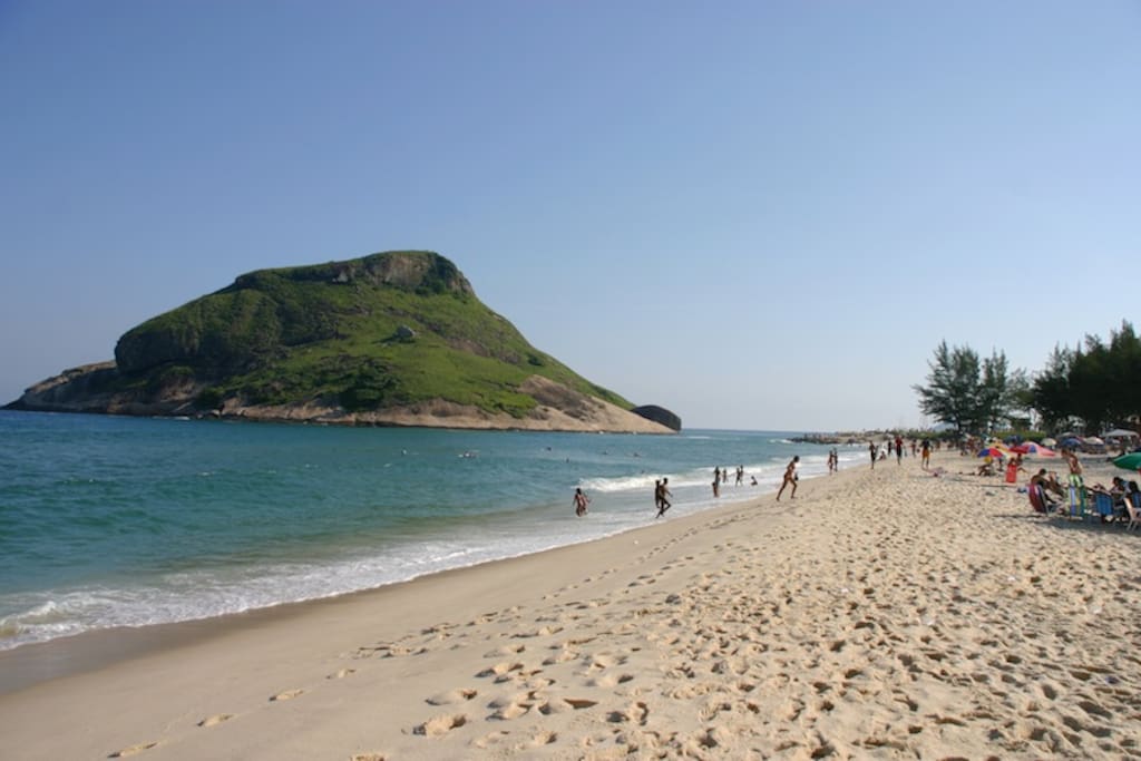 10 a 15 minutos de carro ate a praia do Recreio.
10 to 15 minutes drive to Recreio beach.