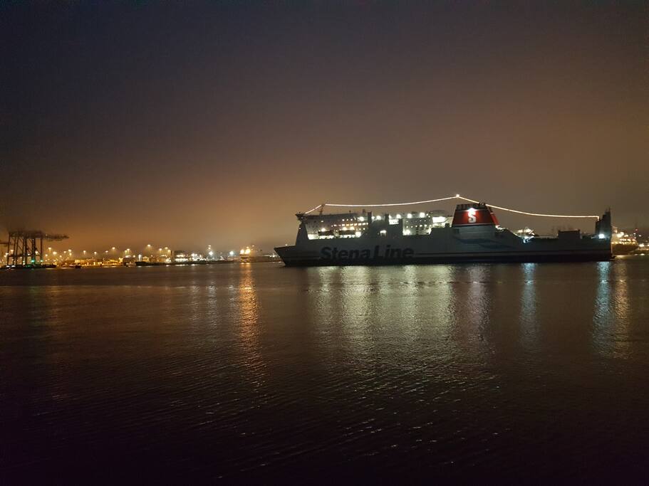Vy från min inglasade/öppningsbara balkong när Stena Line anlöper Göteborgs hamn.