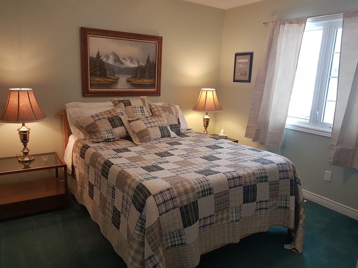 Dhomë gjumi e dytë me madhësi mbretëreshe. Ka një krevat të vetëm me palosje në dollap në këtë dhomë.