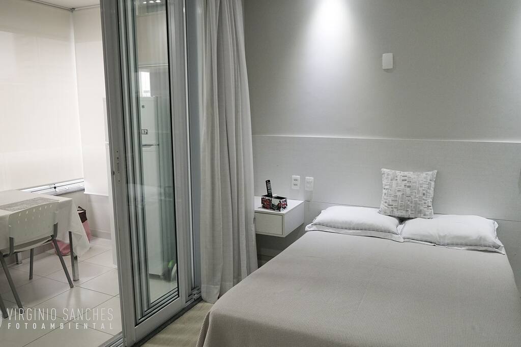 Quarto com cama de casal e sofa cama casal, cozinha completa na varanda gourmet