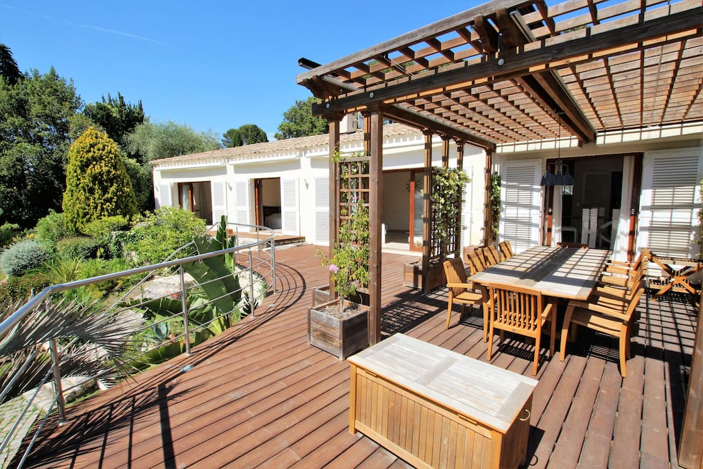 Nie shared patio with BBQ and dining table with pool and sea view