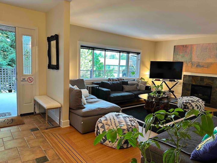 上层前门和客厅，供家庭享用 