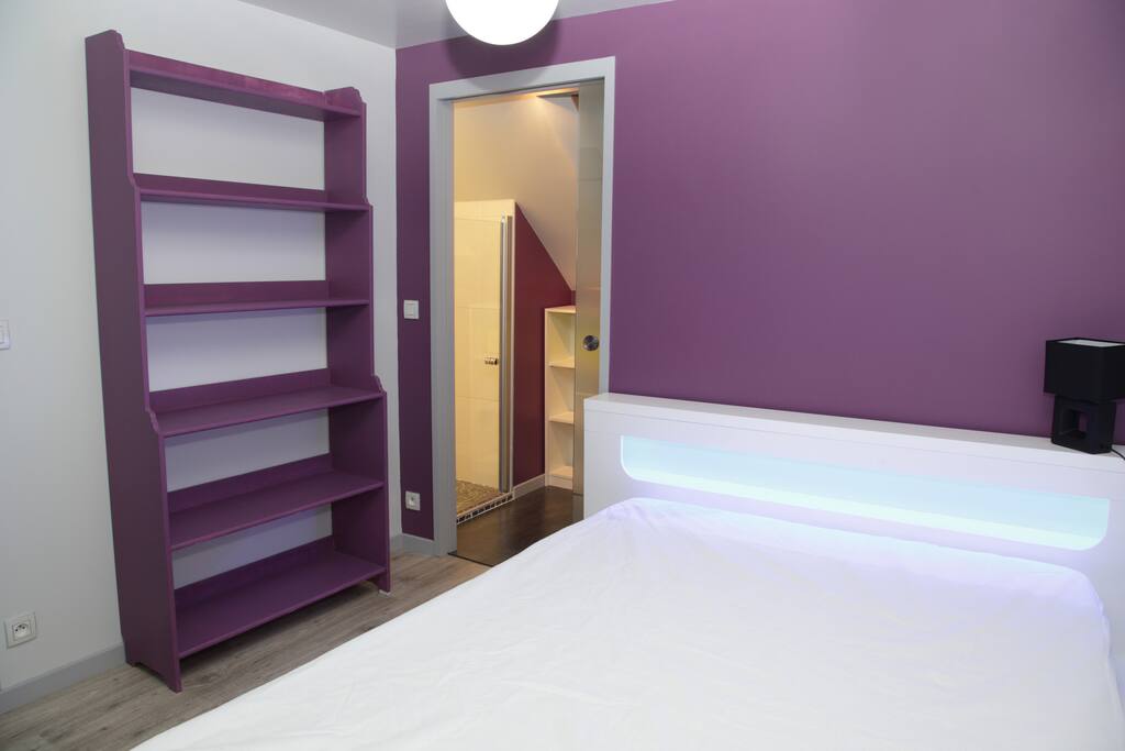 Une grande chambre avec salle de bain attenante
Les couettes sont fournis et les oreillers sont fournis.