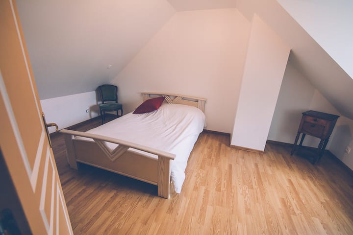 ห้องนอน 4 (ชั้นบน)
(1 x 140 x 190 เตียง)