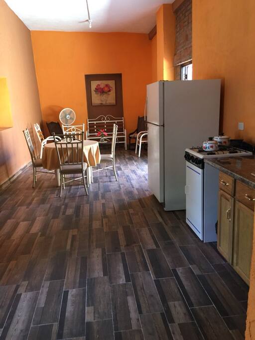 Espacios amplios cocina, comedor y se puede habilitar como dormitorio extra!
