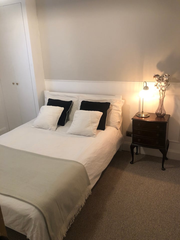 Na raspolaganju su standardni bračni krevet (UK) i mali ormar 