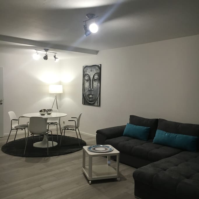 Wohnzimmer mit Essgruppe