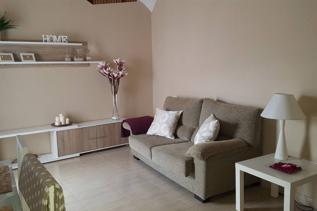 SALON COMEDOR TV Y AIRE ACONDICIONADO