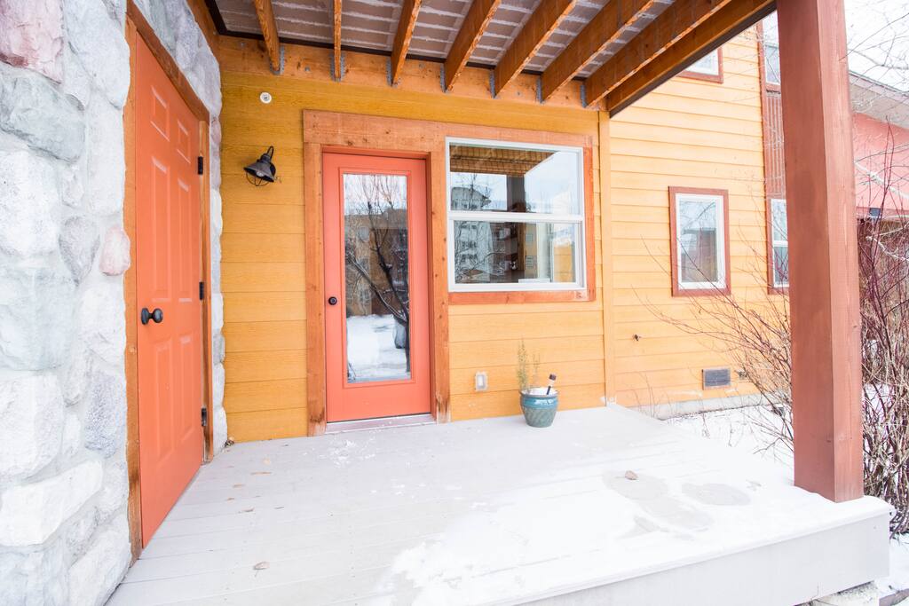 Private entrance with porch