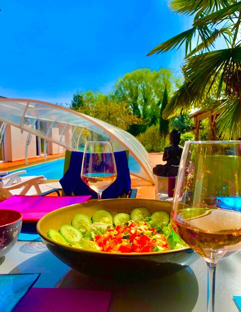 Lilly bubbles in Champagne: villa with pool