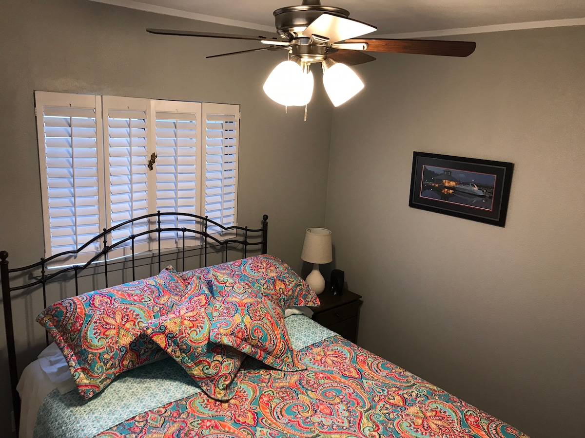 מיטת קווין נוחה מאוד.  מאווררי תקרה בכל החדרים.