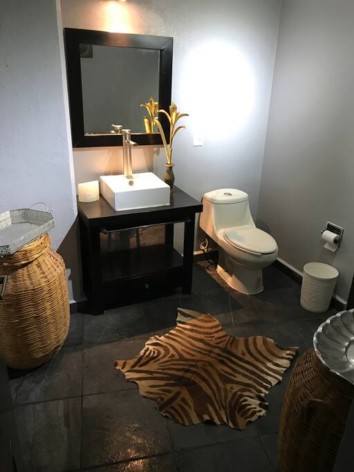 Baño completo de Visitas, con tina y regadera