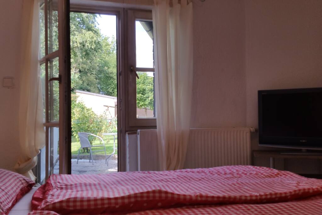 Schlafzimmer 1 mit kl. Terrasse