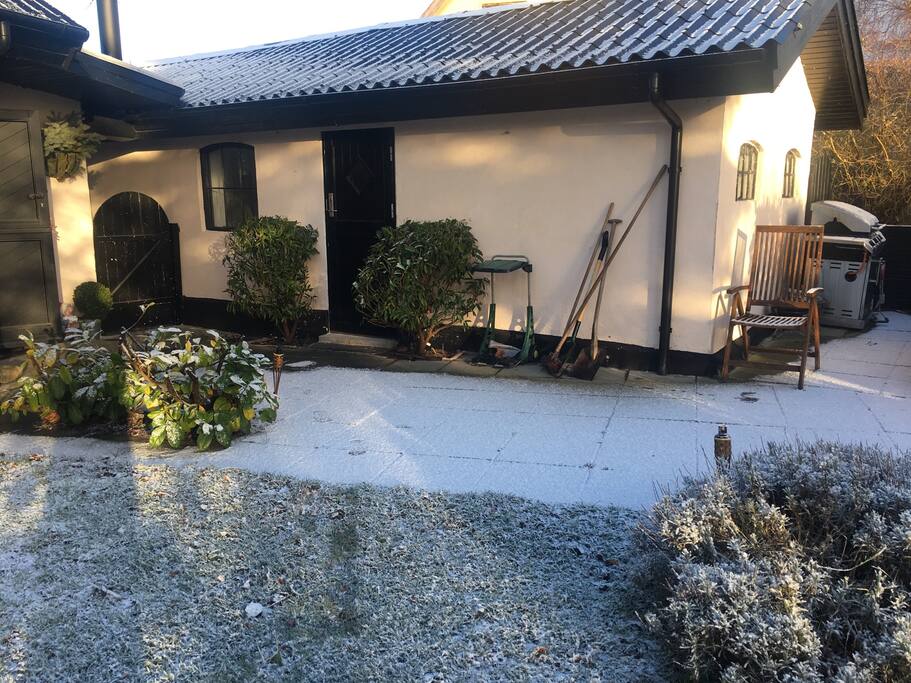 Huset set fra haven // The cottage from the garden side