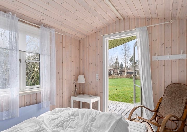 Annex - new built in 2019 - lovely light and osamljeno located. Jedan i pol muški krevet u kojem dvije osobe mogu lako spavati. Mogućnost vikend kreveta za svako dijete