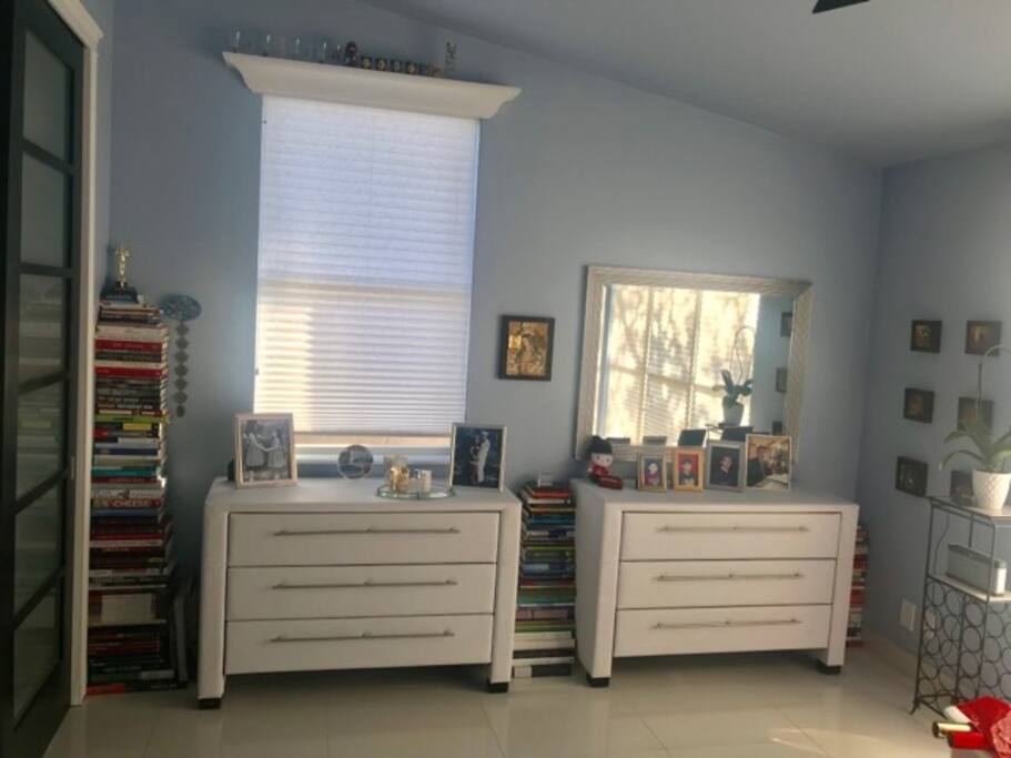 2 drawers empty for guest