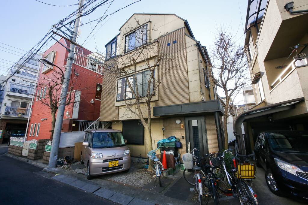 삼층에는 저희가 살고요 일층에 저희 딸들이 방이 있어요 일층에 방 하나 에 손님이 지내시게될 거예요
I live on the third floor. My daughters on the first floor. There will be guests in another room on the first floor.