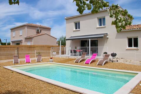 Between Avignon, Orange and Nimes villas with swimming pool