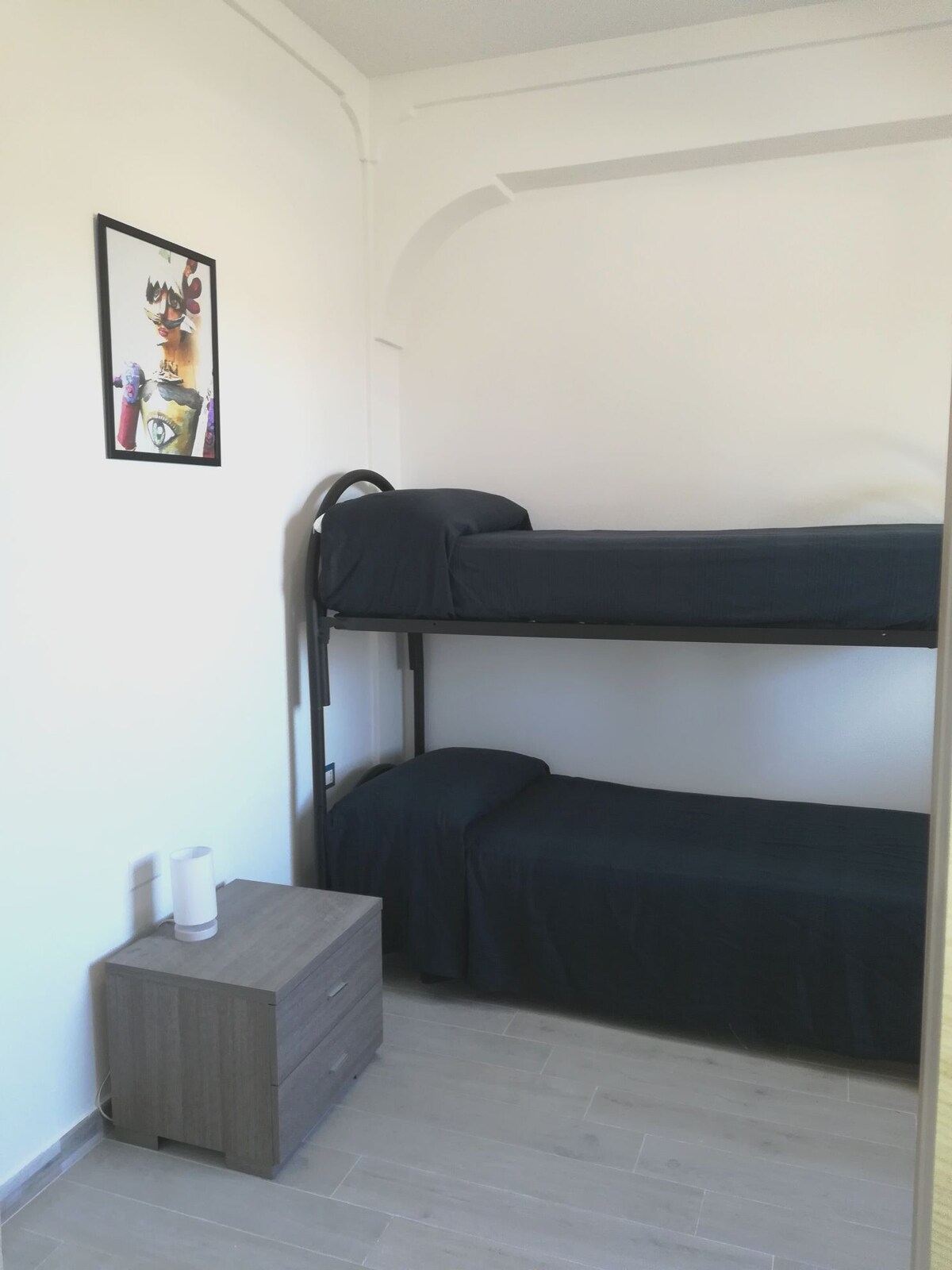 Spavaća soba s krevetom na kat, ormarom, prozorom i klima-uređajem