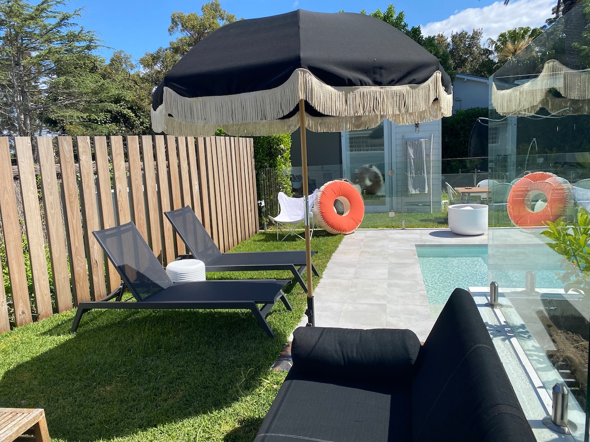 Popular Airbnb listing: Pool house with pool in Palm Beach
