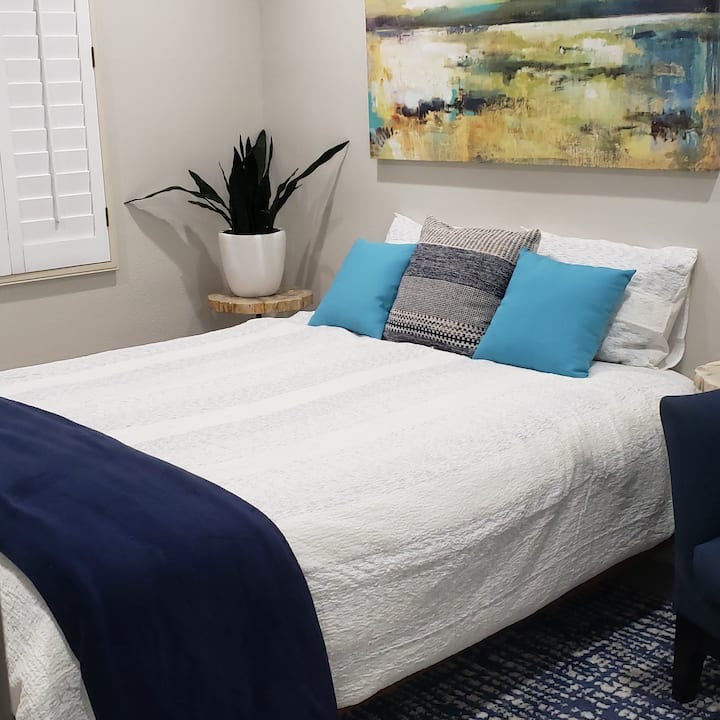 Den dispose d'un matelas queen size et 32" smart TV