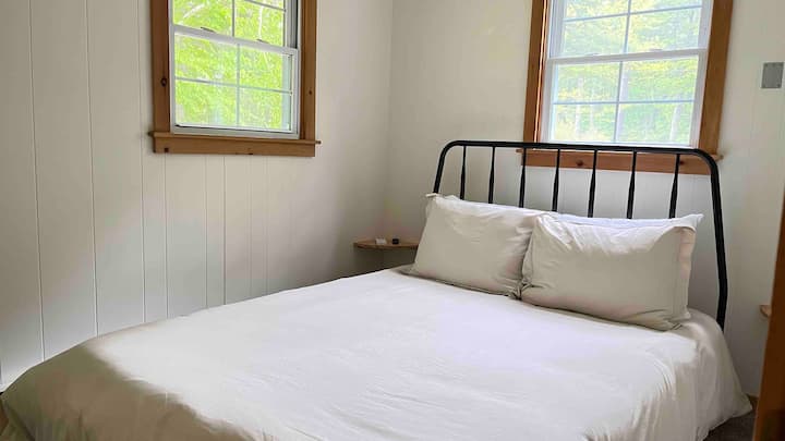 Chambre principale avec lit Queen Size