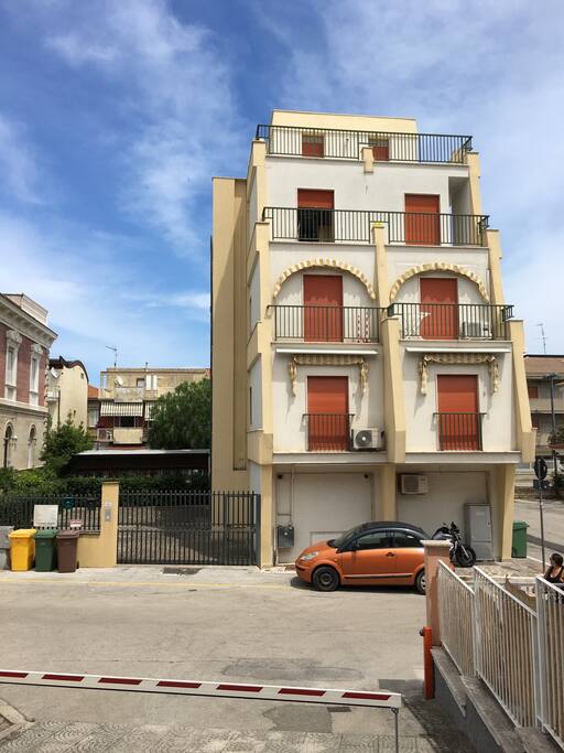 Veduta del condominio “Amicizia” in cui si trova l’appartamento