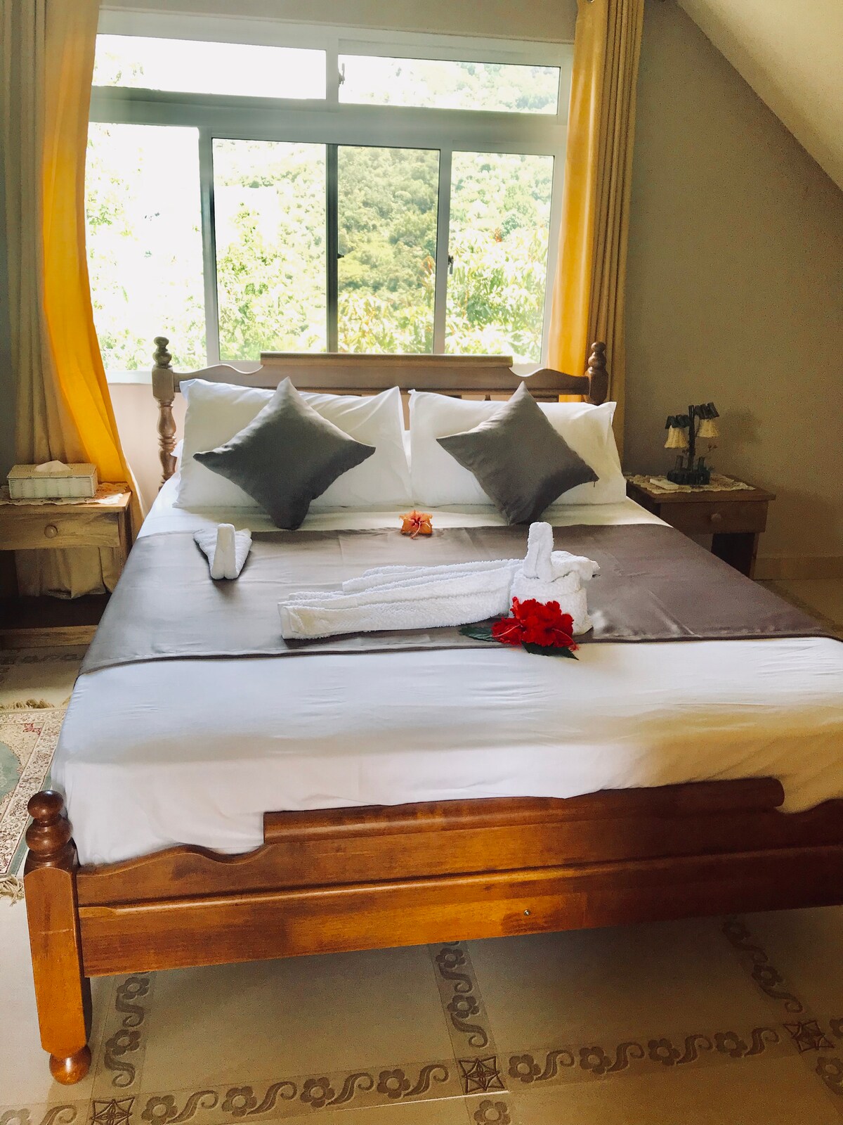 غرفة نوم في الطابق العلوي