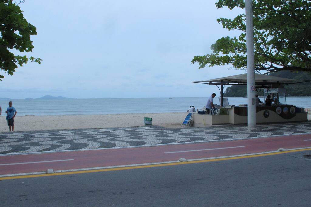 Praia a meia quadra de distância.