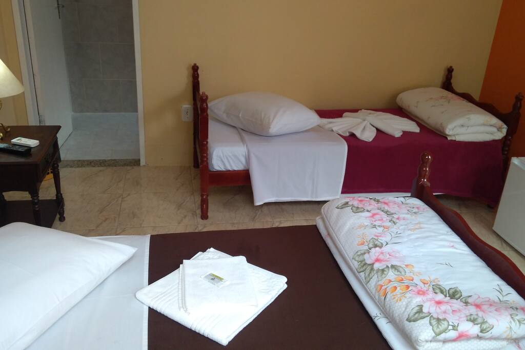 Quarto com cama de casal + solteiro